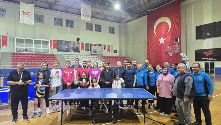 İskenderun’da öğretmenler masa tenisi turnuvasında hünerlerini sergilediler