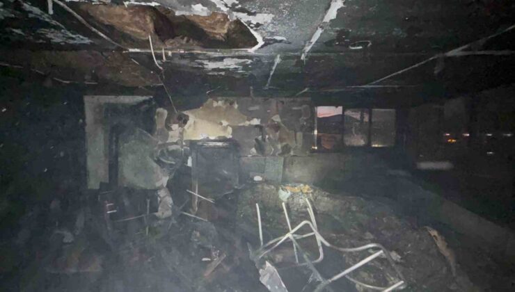 Isparta’da apartmanın en üst katında çıkan yangın güçlükle söndürüldü