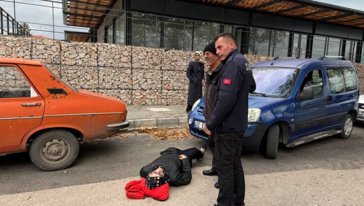 Isparta’da ayağı takılıp düşen yaşlı kadın yerde acı içerisinde kaldı
