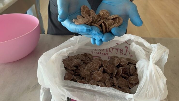 Isparta’da öğretmenler gününe tatlı bir dokunuş: gül ve elma aromalı ’Öğretmen Çikolatası’