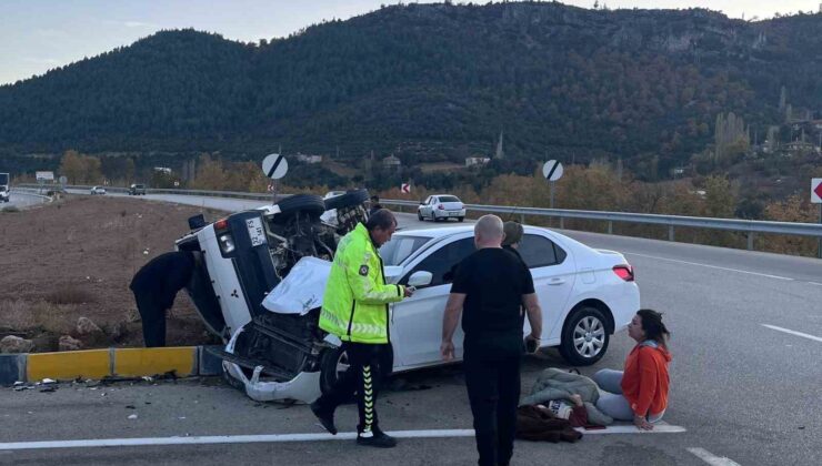 Isparta’da otomobil ile midibüs kavşakta çarpıştı: 5 yaralı