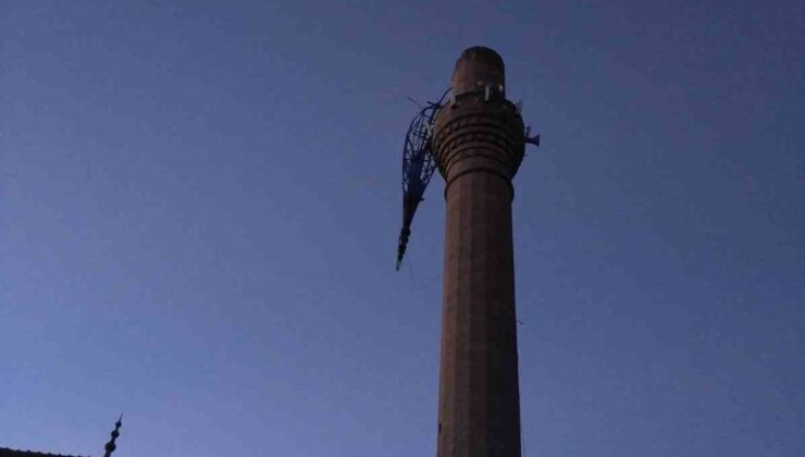 Isparta’da şiddetli rüzgâr cami minaresinin külahını yerinden kopardı