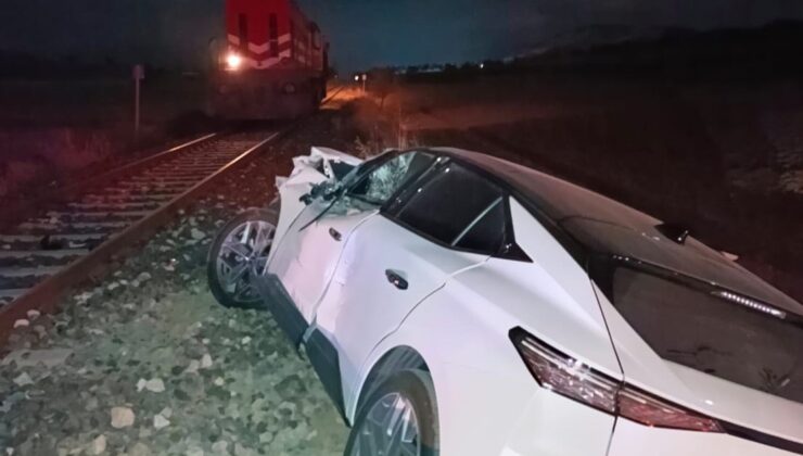 Isparta’da yük treni otomobile çarptı, sürücü ağır yaralandı