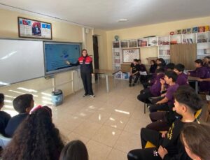 Jandarma, öğrencileri siber farkındalık konusunda bilgilendiriyor