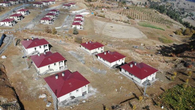 Kahramanmaraş’ta dev kayaların tahrip ettiği köyde deprem konutları yükseliyor