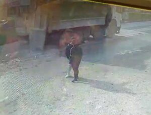 Kapak açılınca hafriyat kamyonundaki molozlar yola döküldü, o anlar kamerada