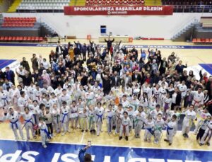 Kepezli tekvandocuların üst kuşak sevinci