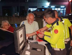 Kırmızı ışık ihlali yapan İsviçreli sürücü yolu savaş alanına çevirdi