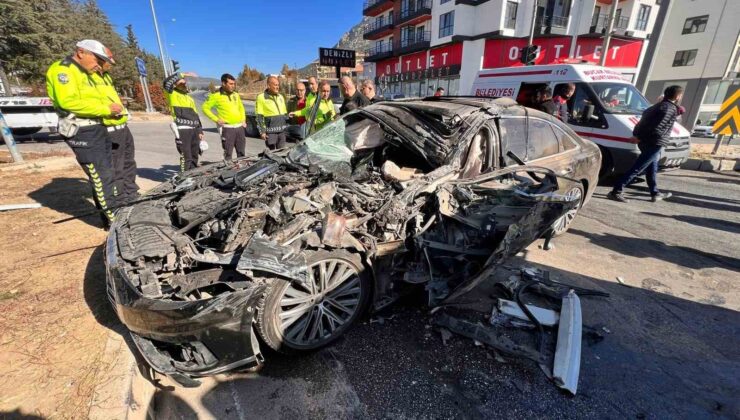 Kırmızı ışık ihlali yapan lüks otomobilin kamyona çarptığı kazada can pazarı