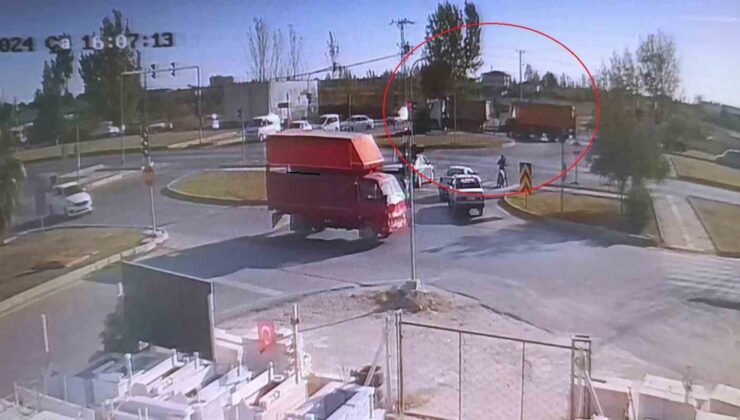 Kırmızı ışıkta önüne geçtiği kamyona geri manevra yapıp 2 kez çarparak kaçtı