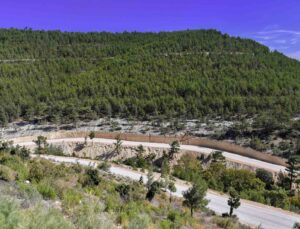 Kırsal mahallelerde yol genişletme çalışmaları sürüyor