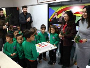 Köy okulunun fedakar öğretmenlerine öğrencilerinden sürpriz
