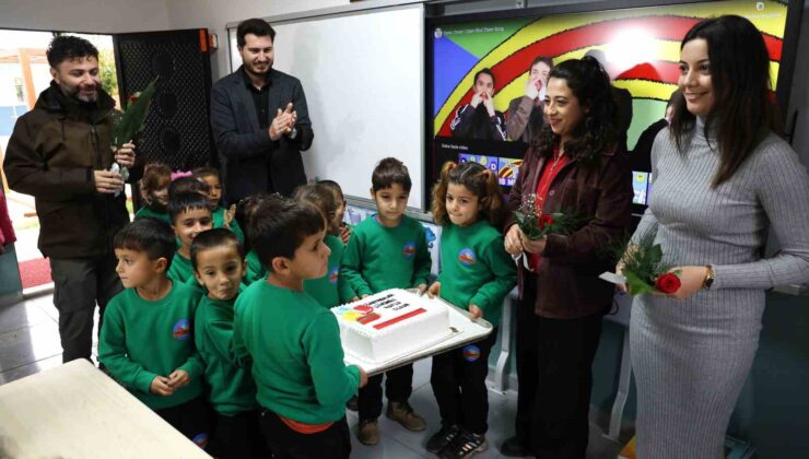 Köy okulunun fedakar öğretmenlerine öğrencilerinden sürpriz