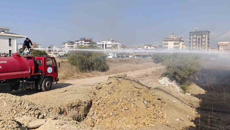 Manavgat’ta çalılık yangını, evlere ulaşmadan söndürüldü