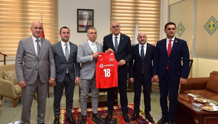 Mehmet Akif Üstündağ: “Osmaniye’de milli bir voleybol maçı oynanacak”