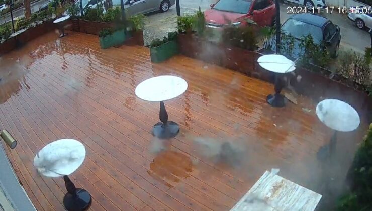 Mersin’de binaya yıldırım düştüğü anlar kamerada