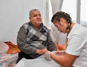 Mersin’de evde sağlık ve bakım hizmetleri sürüyor