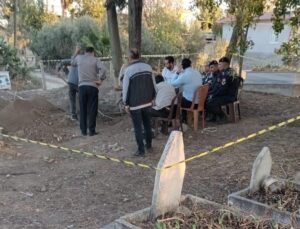 Mezarlıkta defin yeri kazarken kırılan küpten bin 100 adet gümüş sikke çıktı