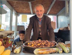 Mısır ve kestane satarak 5 çocuğunu okuttu