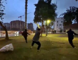 Müezzin ve cemaati camiye sokmayan eli bıçaklı şahıs, cemaat tarafından taşla kovalandı