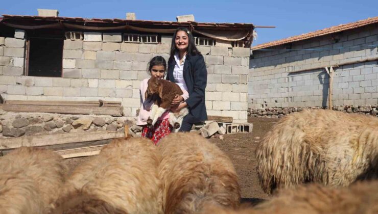 Öğrencilerine ödev olarak inek sağdıran ve kuzuları besleten Melahat öğretmenin öğrencilerinin 10 parmağında 10 marifet