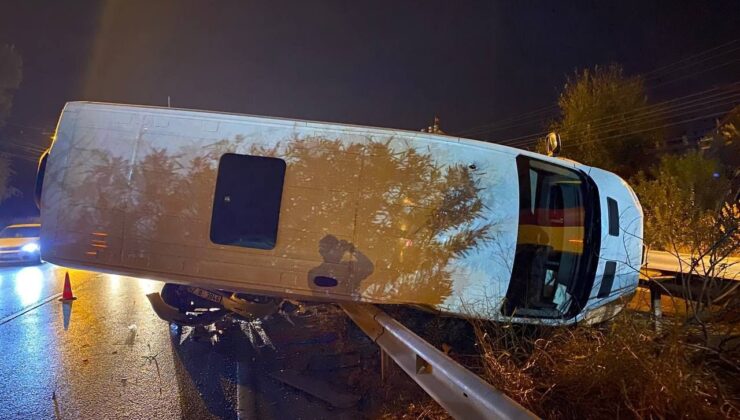 Otomobil ile çarpışan servis minibüsü yan yattı, şans eseri yaralanan olmadı