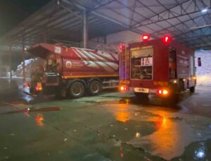 Pamuk deposundaki yangın büyümeden söndürüldü