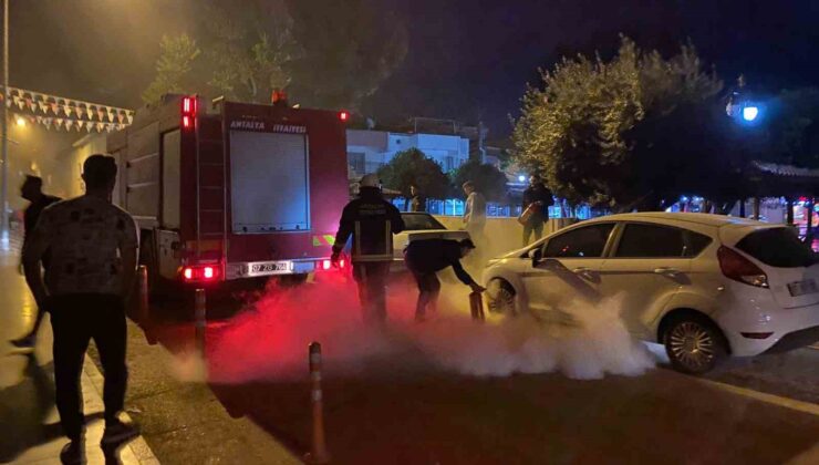 Park halinde otomobilde çıkan yangın söndürmek için mahalleli seferber oldu