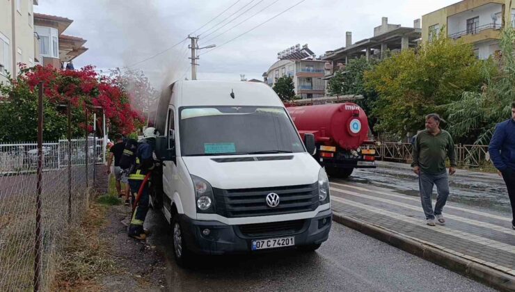 Park halindeki okul servisi yanarak kullanılamaz hale geldi