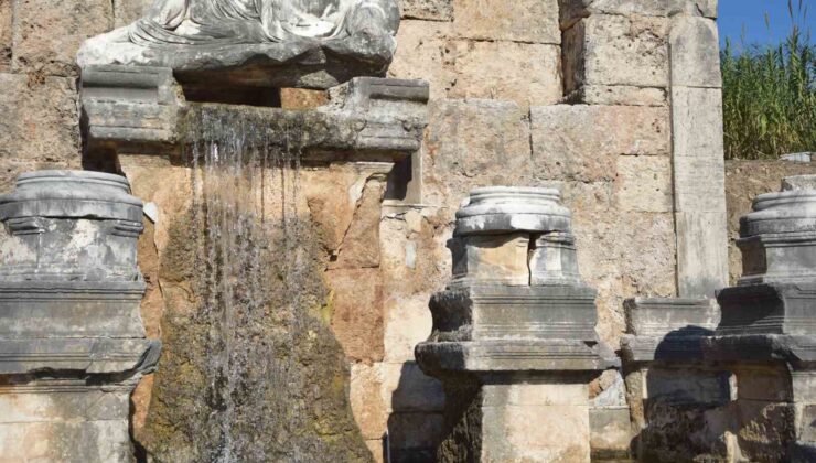 Perge Antik Kenti’ndeki çeşmeden 1800 yıl sonra su akmaya başladı