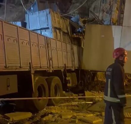 Portakal yüklü kamyon duvara çarptı 1:ölü