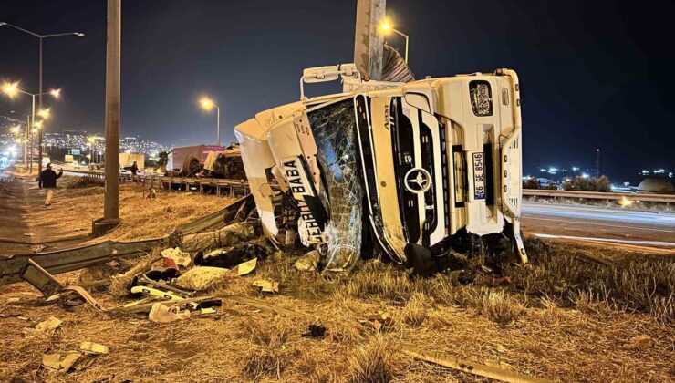 Refüje çarpan tır yan yattı, kasasındaki araçlar yola savruldu