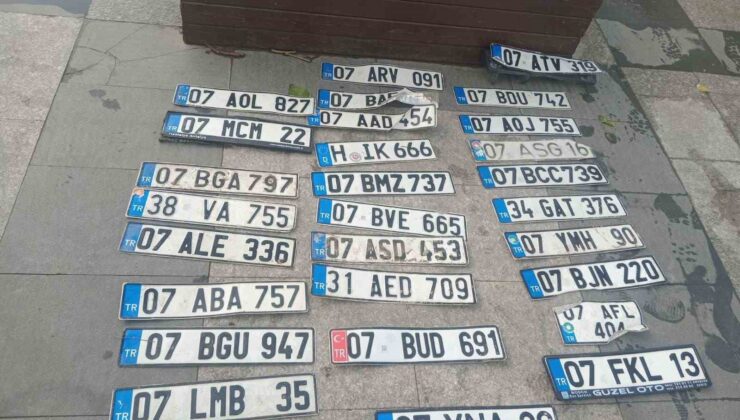 Sağanak sonrası düşen plakasını bulamayan sürücüler oraya koştu