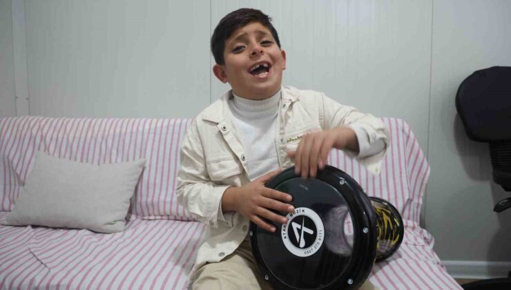 Şarkı söylerken kendinden geçen 9 yaşındaki Ahmet, söylediği şarkıyı adeta yaşıyor