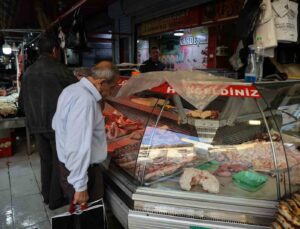 “Senden aldığım et ile zehirlendim” diyerek kasapları dolandırdılar