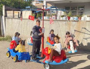 Seyyar atlı karıncasıyla, depremzede çocuklara sokak sokak mutluluk dağıtıyor