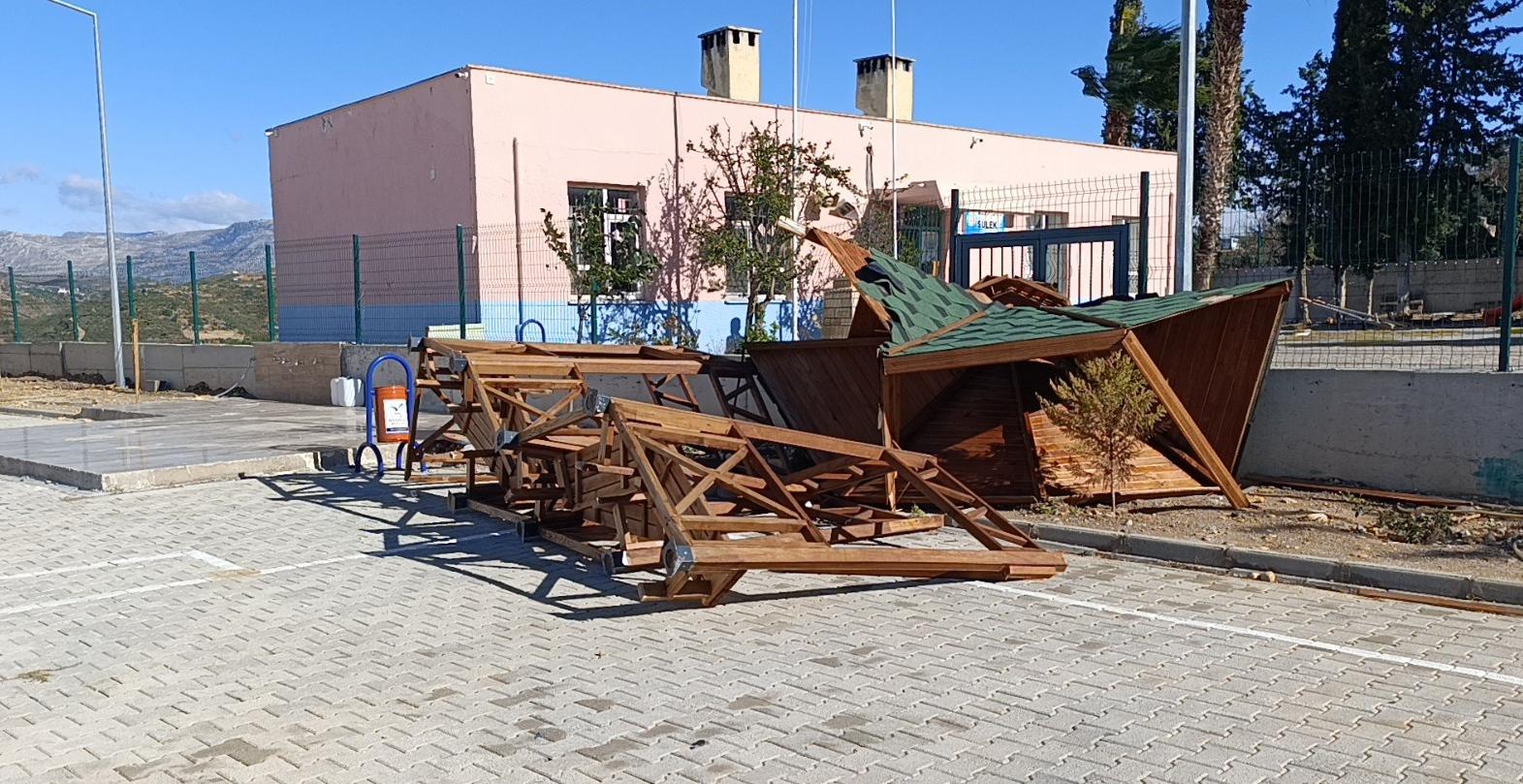 Şiddetli rüzgar Manavgat Sülek İlkokulu’nda ağaçları yıktı, okula zarar verdi