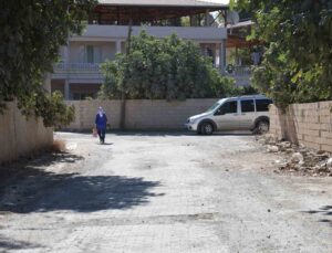 Türkoğlu ilçesinde vatandaşlar bozuk yollardan şikayetçi