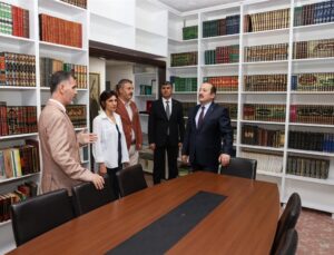 Vali Pehlivan, Kent Tarihi Müzesinde incelemelerde bulundu
