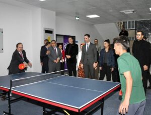 Vali Pehlivan, yapımı tamamlanan Silifke Gençlik Merkezi’nde incelemelerde bulundu