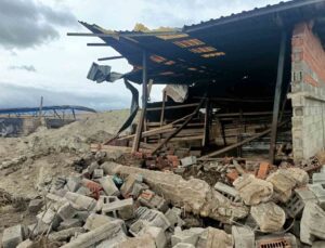 Yalvaç’ta besihane yangını: 17 hayvan telef oldu, tonlarca yem yanarak küle döndü