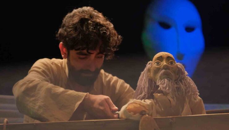 ‘Yaşlı Adam ve Deniz’ Adanalı tiyatroseverlerle buluştu