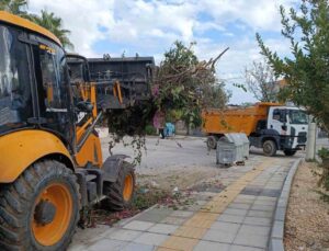 Yenişehir Belediyesi budama ve moloz atıklarını periyodik olarak topluyor
