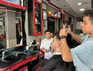 Yılların berberinden çırak sorununa kesin çözüm: 2 evladına mesleğini öğretiyor
