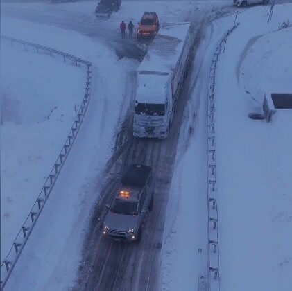 Yolda kalan tır off-road aracı ile kurtarıldı