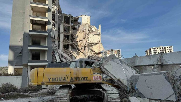 11 katlı binanın yıkımında iş makinesi operatörü yaralandı