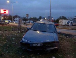 14 yaşındaki çocuğun kullandığı araç kaldırımda yürüyen aileye çarptı: 1’i bebek 3 yaralı