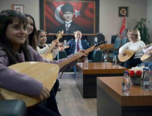 Adana Emniyet Müdürüne, saz kursunu bitiren kızlardan mini konser