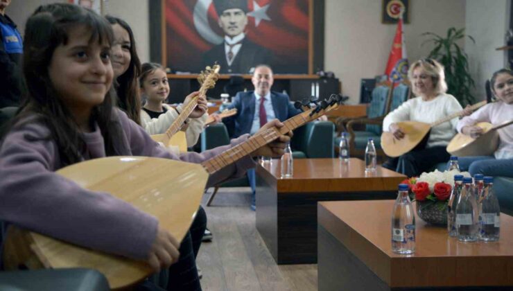 Adana Emniyet Müdürüne, saz kursunu bitiren kızlardan mini konser