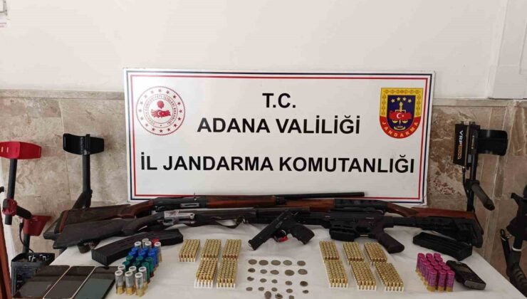 Adana’da evde 23 sikke ve 5 silah çıktı